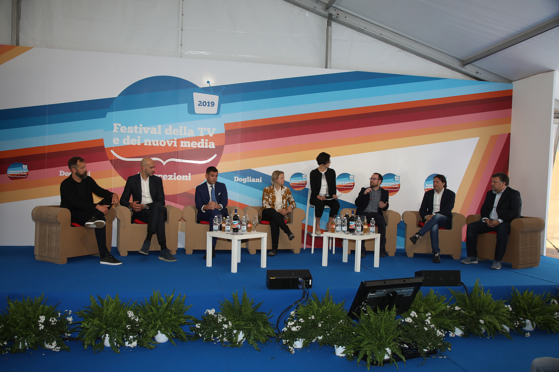 Festival della TV e dei Nuovi Media 2019_129.jpg - Road to Tokyo 2020: Eurosport e l’esperienza olimpica Cosa significa partecipare a una Olimpiade? E magari vincere una medaglia d’oro?  Alcuni tra i grandi atleti azzurri, tra cui la portabandiera di PyeongChang 2018 Arianna Fontana, raccontano le loro sfide, le loro emozioni e i loro successi a cinque cerchi.  E per Eurosport, broadcaster ufficiale delle prossime tre Olimpiadi, la sfida di portare nelle case degli italiani un’esperienza mai vista prima.Max Ambesi, Zoran Filicic, Arianna Fontana, Gianlorenzo Blengini, Dario Puppo, Luca Stacul, Stefano Tempesti con Giulia Zonca